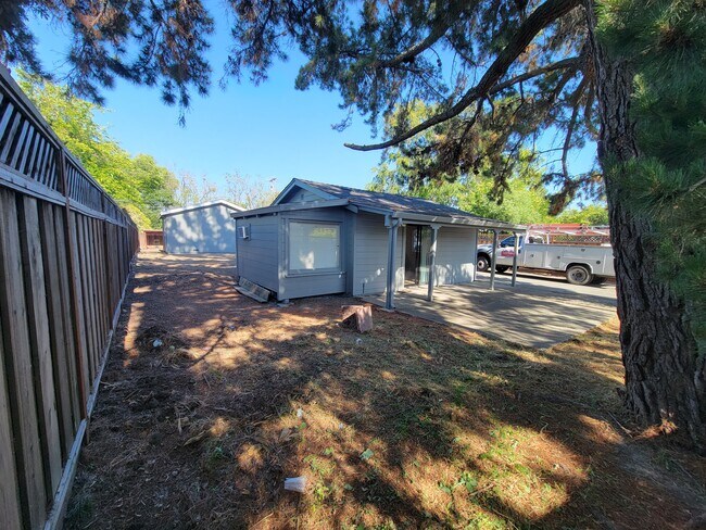 Building Photo - 158 Hall Ln