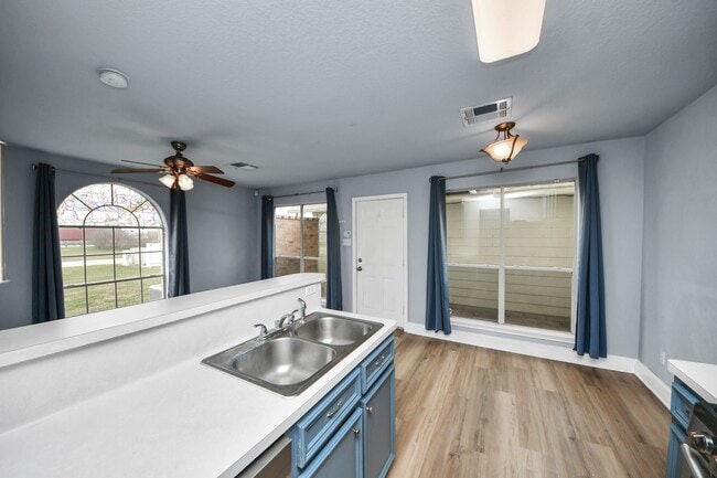 Building Photo - 1010 Gardenwalk Dr