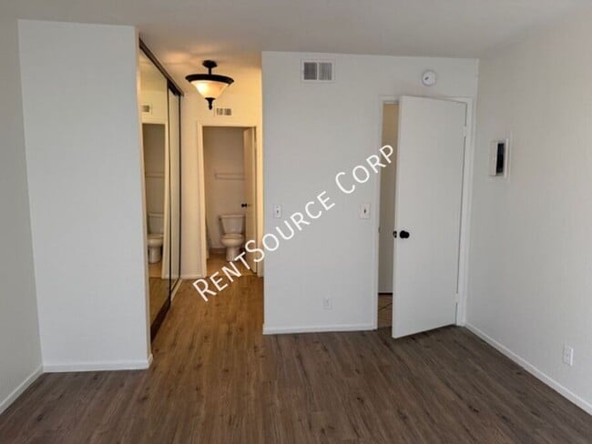 Building Photo - 2554 Olive Dr