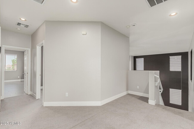 Building Photo - 7033 W Honeysuckle Dr