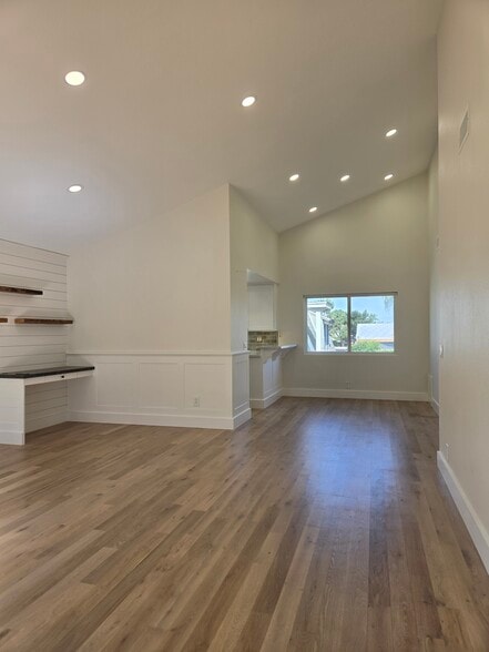 Building Photo - 245 Mesa Dr