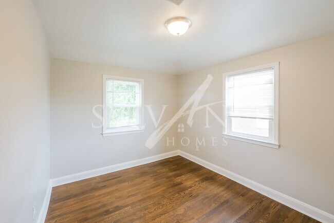 Building Photo - Charming 3 level townhome