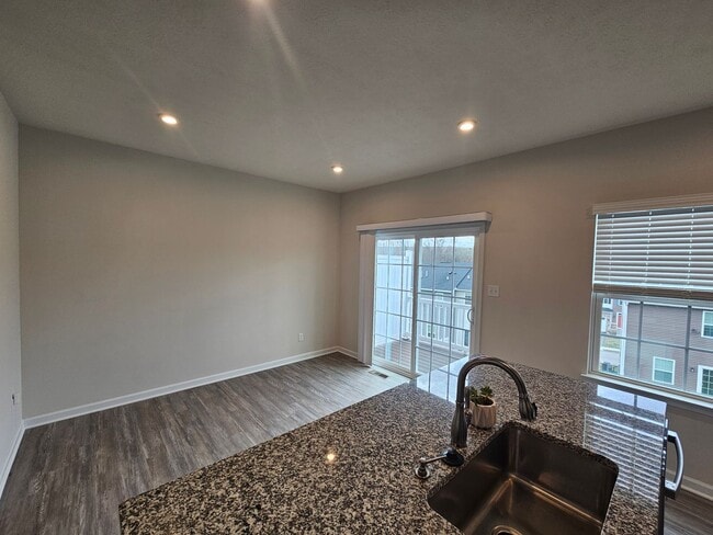 Building Photo - 3 Bedroom, 2.5 Bathroom Townhome, Available NOW