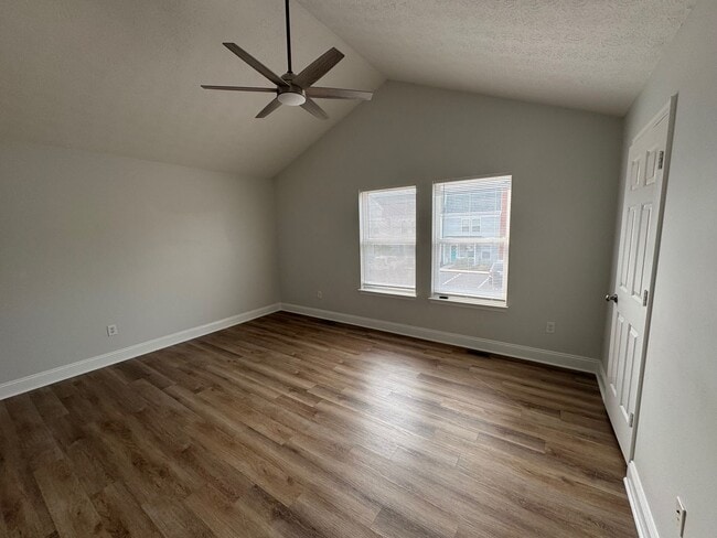 Building Photo - Immaculate End Unit Townhouse