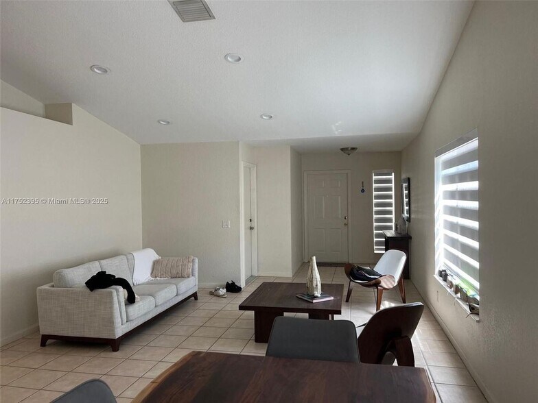 Building Photo - 1090 Golden Cane Dr
