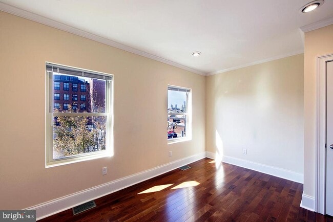Building Photo - 335 W Girard Ave