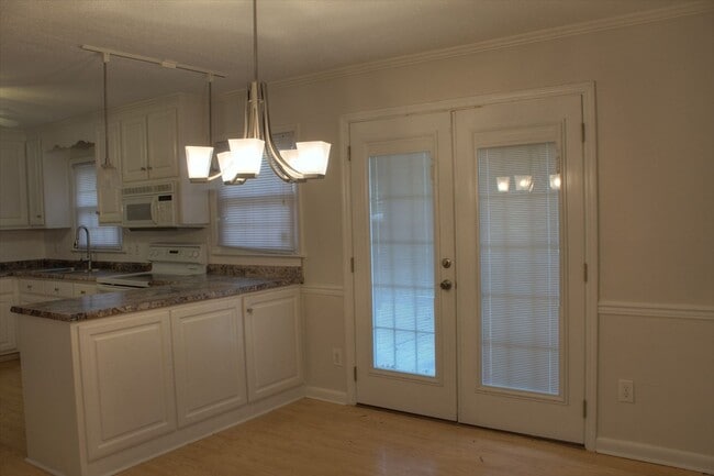 Building Photo - Well maintained ranch home available June ...