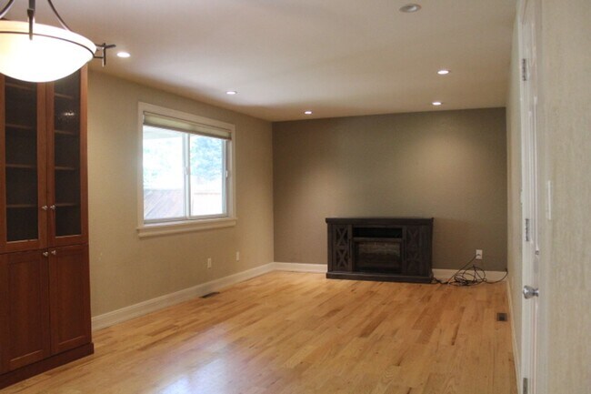 Building Photo - Gorgeous 2 Story Home in Columbine West!