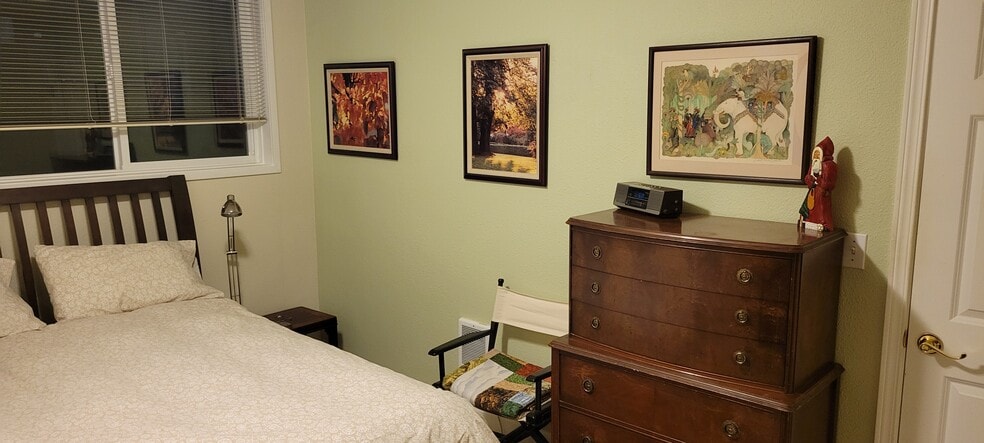 Bedroom - 100 Kerr Pky