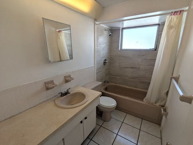 Building Photo - CORNER LOT 2/2 over 1246sf with NEW lvp fl...