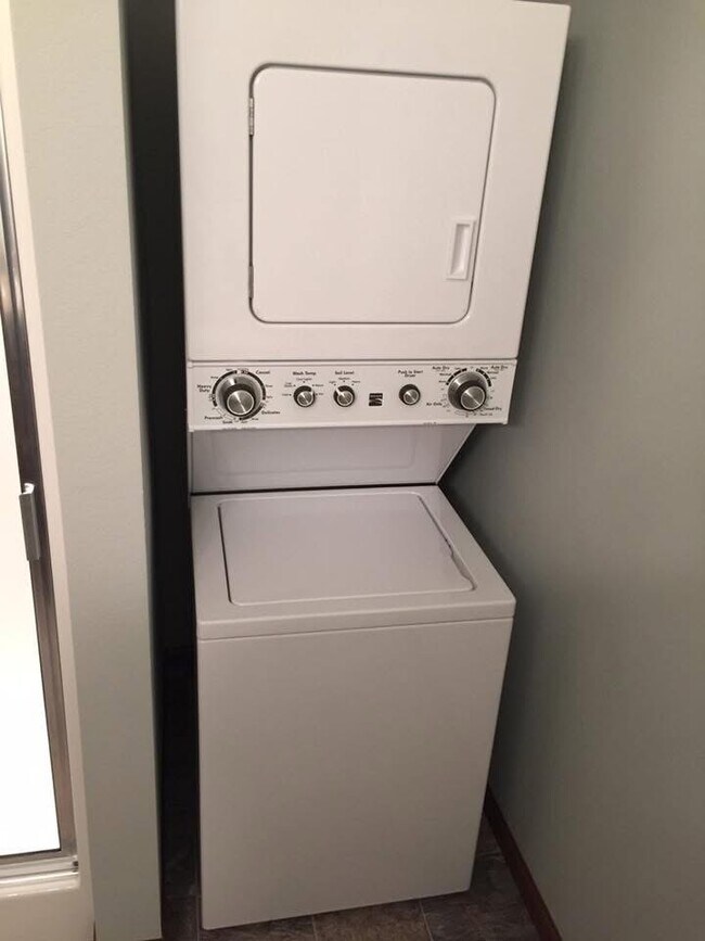 Building Photo - 1413 Hennessey St