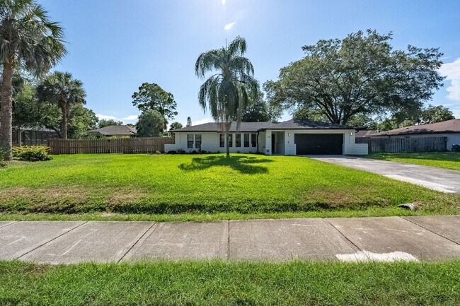 Building Photo - Beautiful pool home in Lockmar Estates