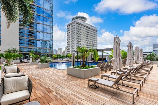 Building Photo - Sky Ala Moana (West) #3305 - Fully Furnished 1 BR/1 BA/1 Parking