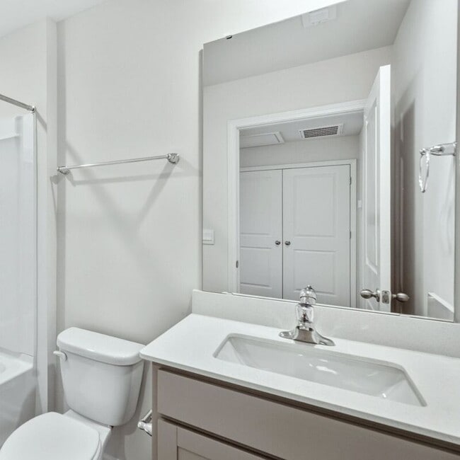 Building Photo - 153 Leo St