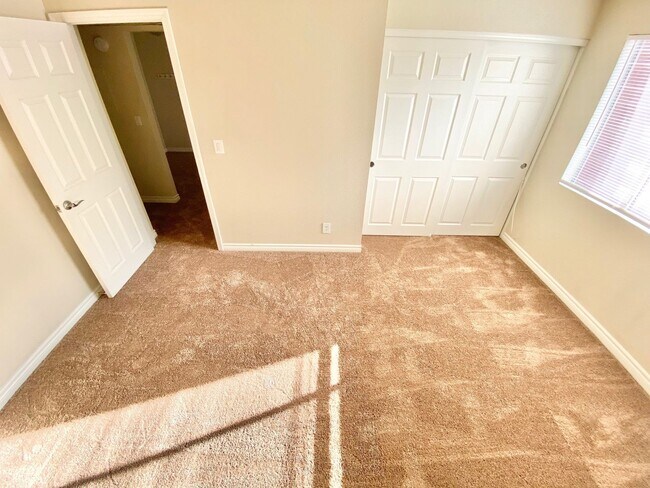 Building Photo - GUARD-GATED 1-BEDROOM CONDO WITH COMMUNITY POOL