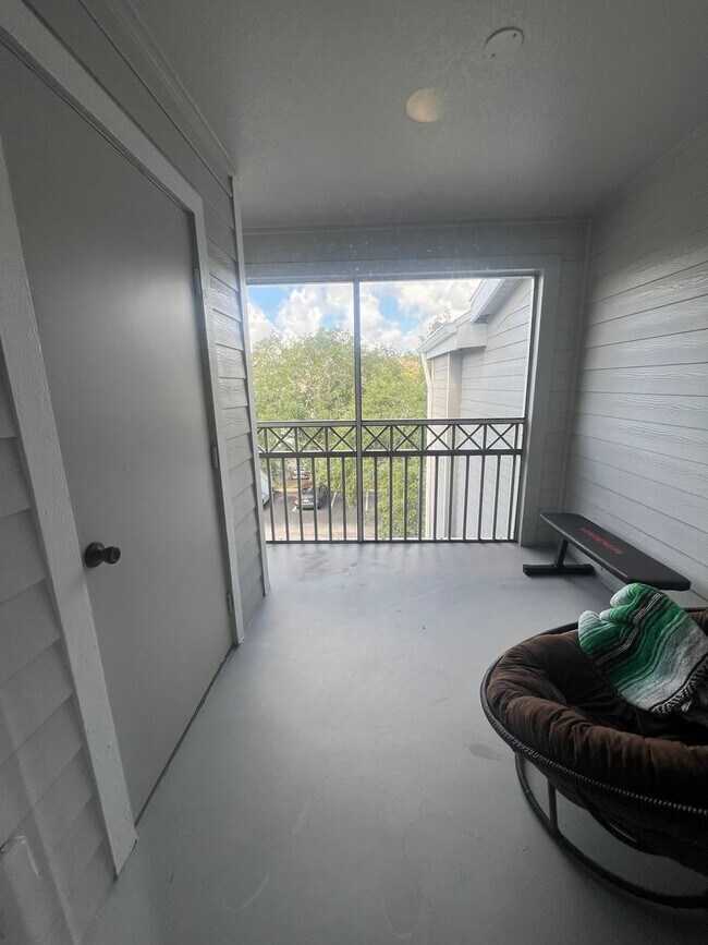Building Photo - Modern 1-Bedroom Condo with Resort-Style Amenities in Gated Orlando Community
