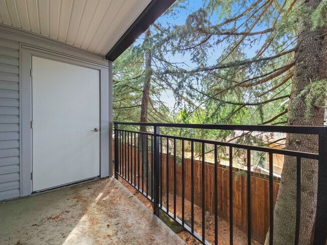 Building Photo - Updated 2BR Condo with Pool, Clubhouse & P...