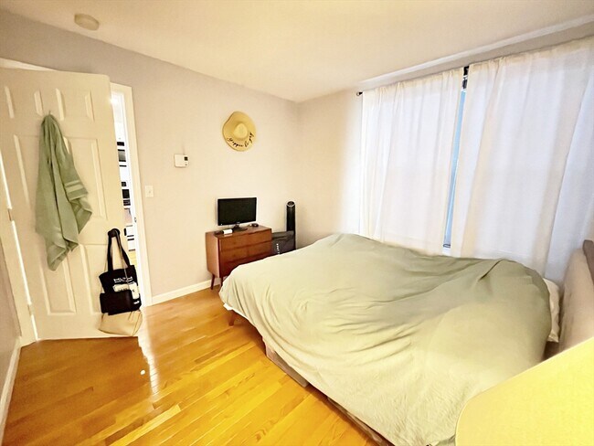 Building Photo - 160 Cottage St