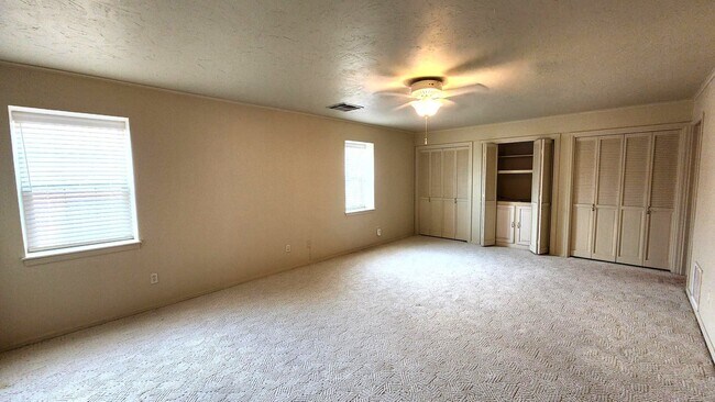 Building Photo - 3 Bed 2 Bath Townhome in Lakehurst Add NW OKC