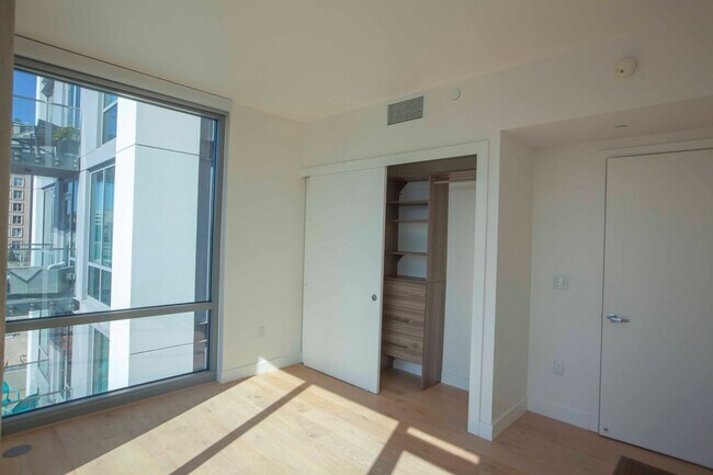 Building Photo - 2BD/2BA Modern Condo w/ Abundant Natural L...