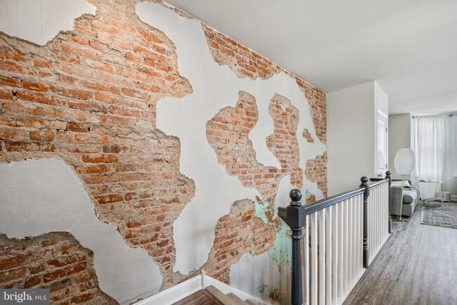 Building Photo - 306 E Front St