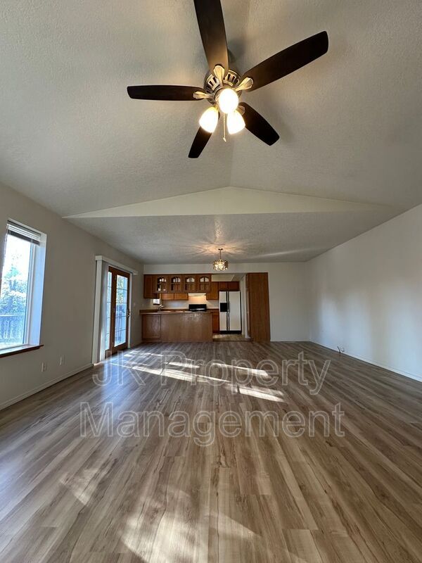 Building Photo - 608 Swan Ct