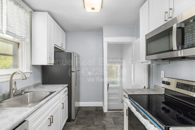 Building Photo - 8009 Monroe Ave