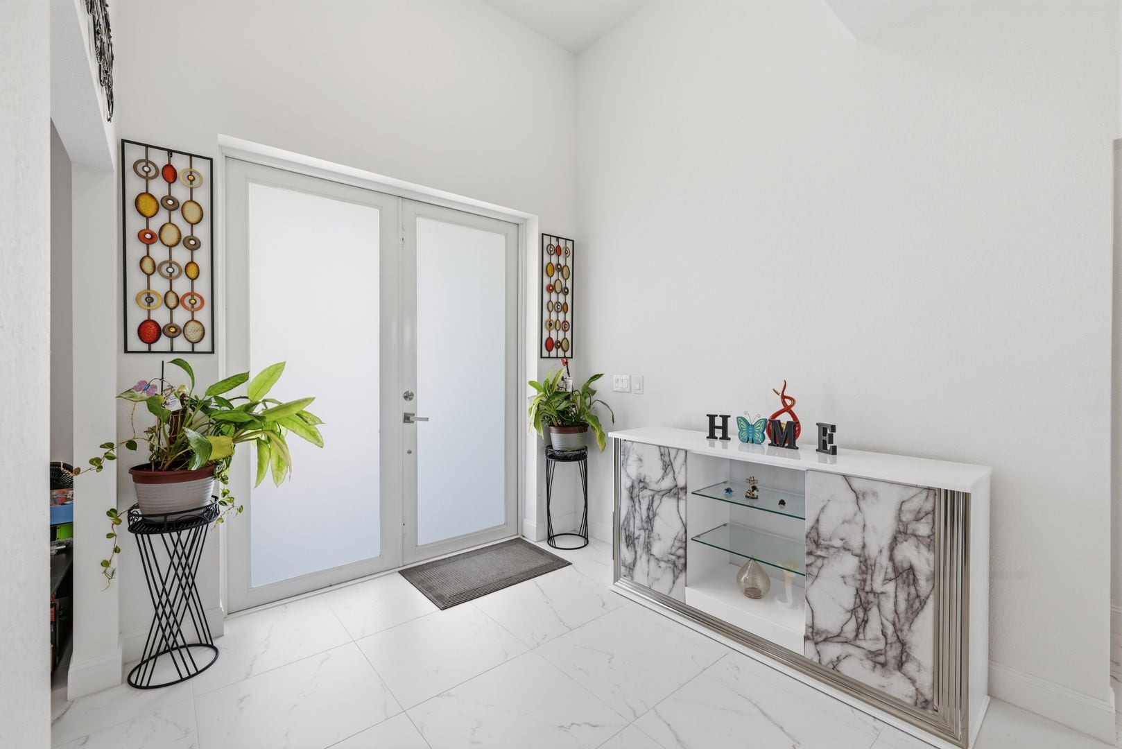 Building Photo - Newer 3/2 home all tile