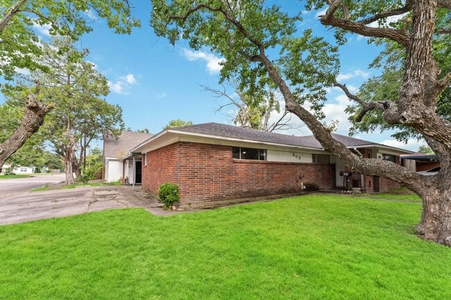 Building Photo - Welcome to a Home Full of Character and Co...