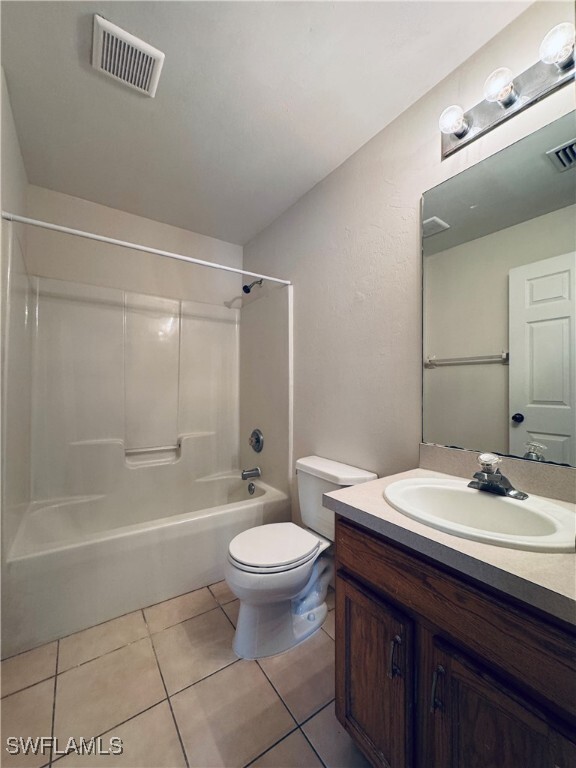 Building Photo - 2435 Lantana Ave S