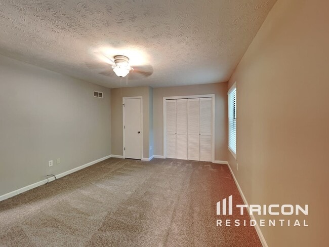Building Photo - 5070 Ravenwood Dr