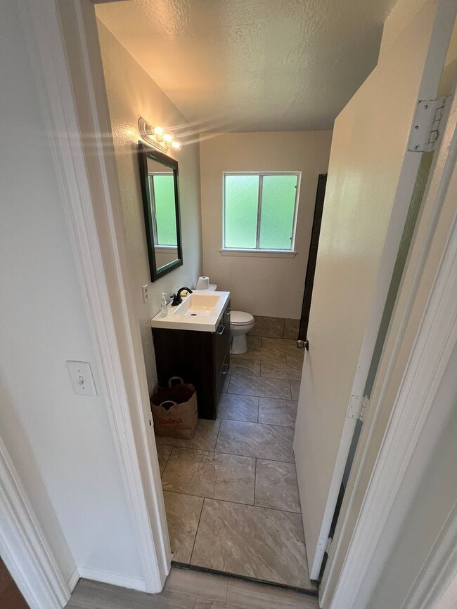 Building Photo - Oroville-3 bedroom 1 bath home, yard, newl...