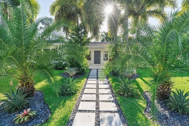 Building Photo - 207 Royal Palm Dr