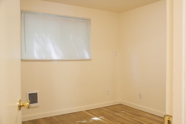 Building Photo - Brand new s/s appliances! Granite counters, off street parking, all dogs welcome!