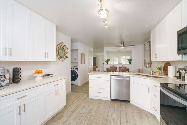 Building Photo - Lilac Retreat - Unit C