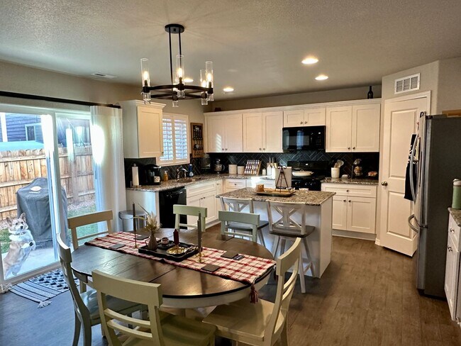 Building Photo - FANTASTIC 3BD/2.5BA w/ A/C in Patriot Park