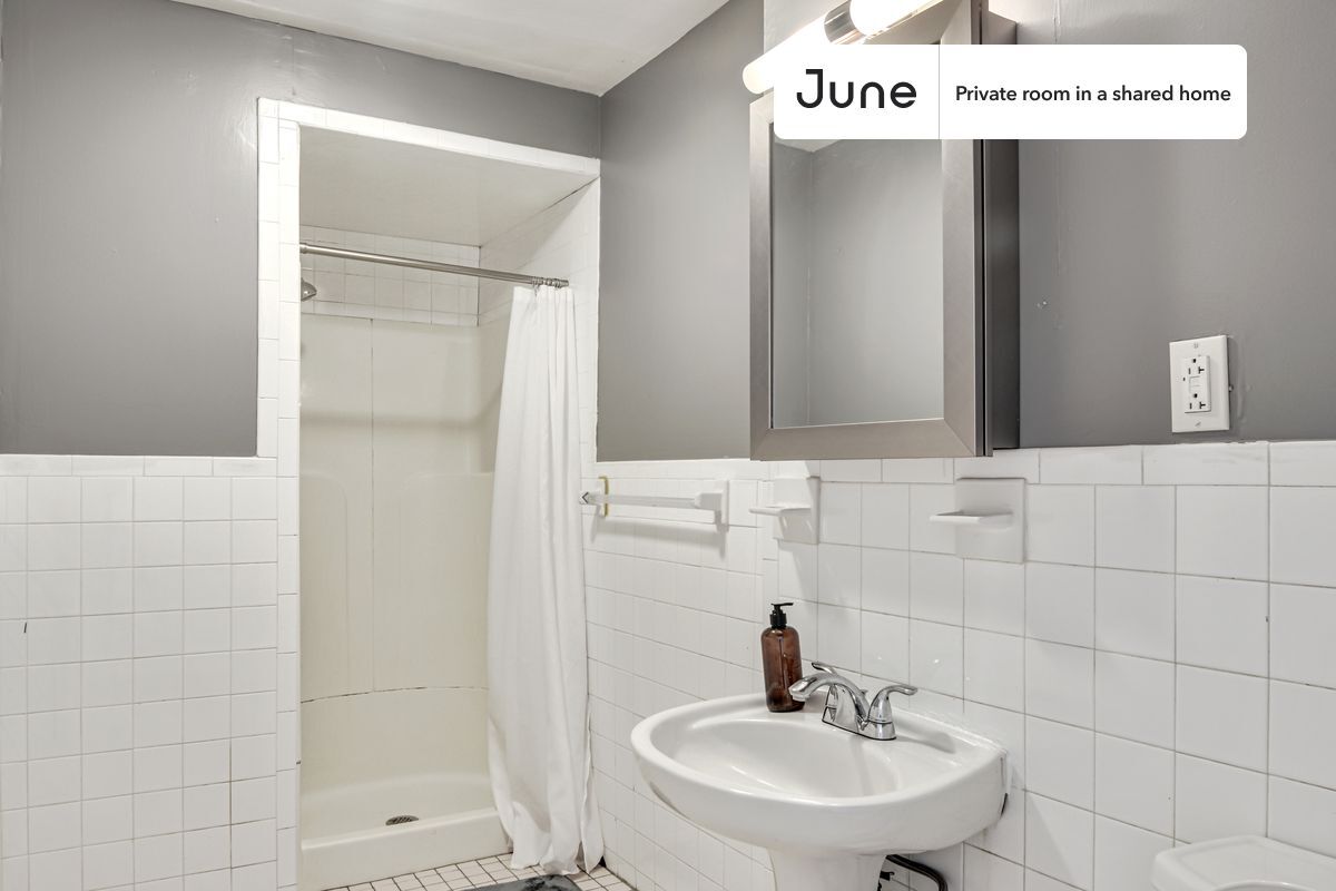 Building Photo - Room in Shared 3 bed/1 bath home