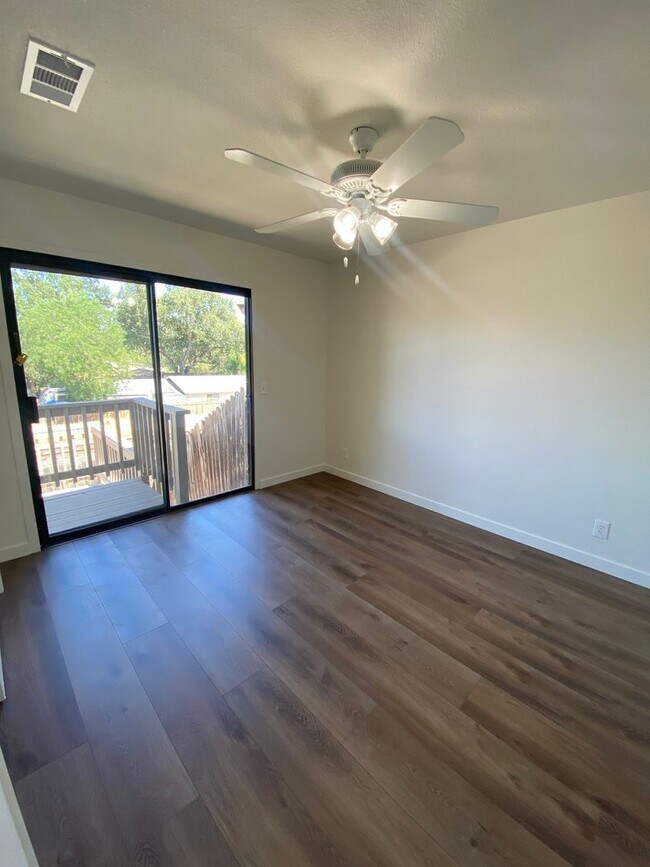 Building Photo - Downtown Duplex