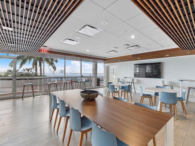 Building Photo - 1800 Sunset Harbour Dr