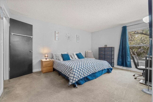 Building Photo - Chic & Cozy 2-Bed, 2-Bath Condo Retreat in Heart of Tampa