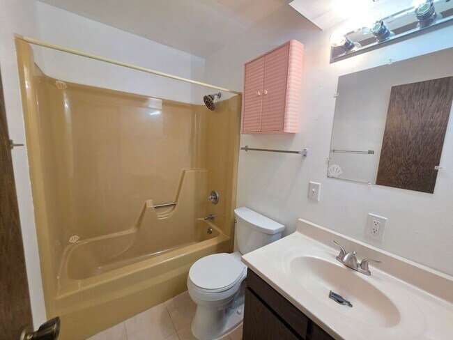 Building Photo - 2 Bed 1 Bath Side By Side Duplex in Port Edwards