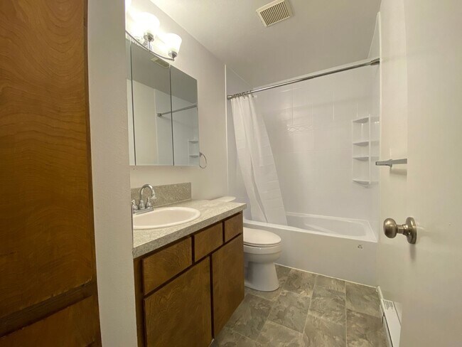 Building Photo - 2bed, 1bath, 800 Sq.ft. apartment - Nampa - Near NNU