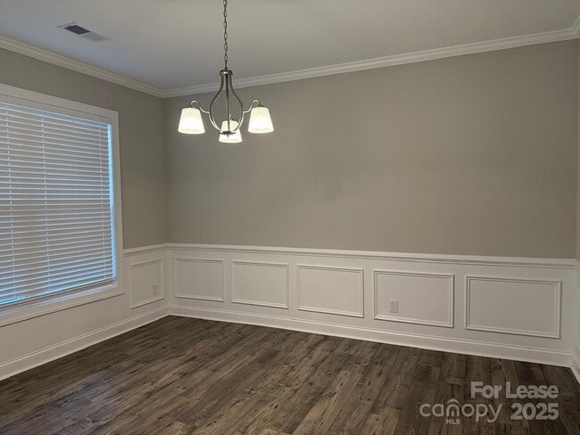 Building Photo - 121 Pine Eagle Dr