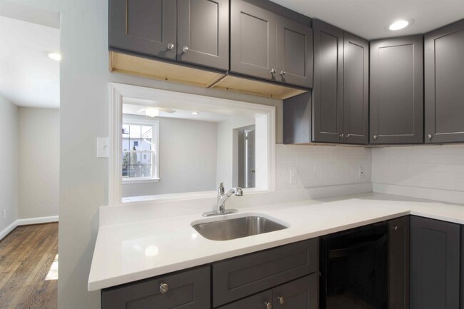 Building Photo - Central Spacious Rockville Metro 5 BR Single Family Home Pets Welcome