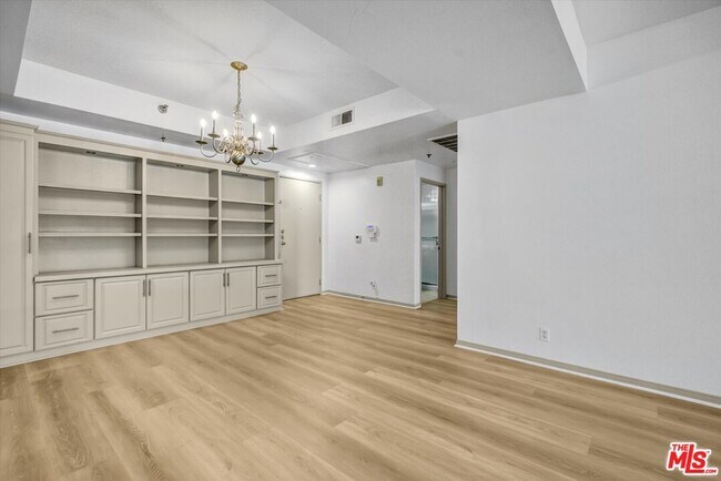 Building Photo - 2222 Beachwood Dr