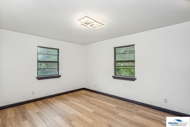 Building Photo - 2 bedroom 2 bath home