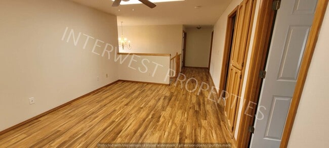 Building Photo - Spacious & Beautiful 4 bd 2.5 ba, 2 Story Battle Ground Home w/ A/C, Fireplace & so much More!