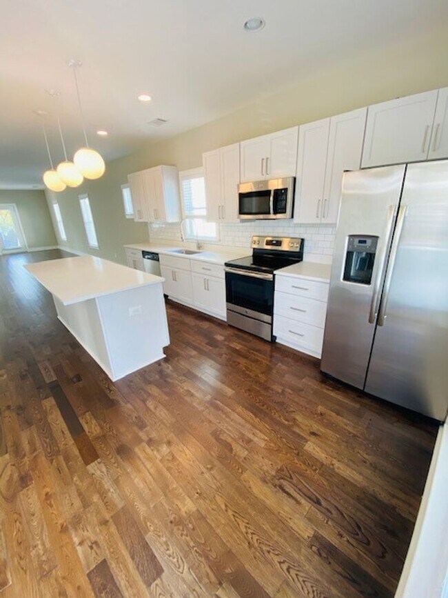 Building Photo - Beautiful 4 bedroom 4 bathroom house in th...