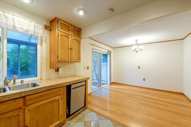 Building Photo - Fantastic 2-Bed, 2-Bath Townhouse with Pri...