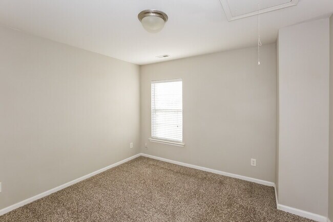 Building Photo - 926 Marthas View Dr NW